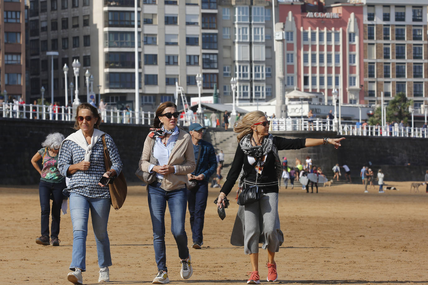 Aprovecharse hasta el último resquicio de sol y disfrutar del fin de las restricciones. Estas fueron las claves para que miles de asturianos y turistas disfrutaran de playas, rutas, terrazas y rincones turísticos. Asturias roza el lleno.