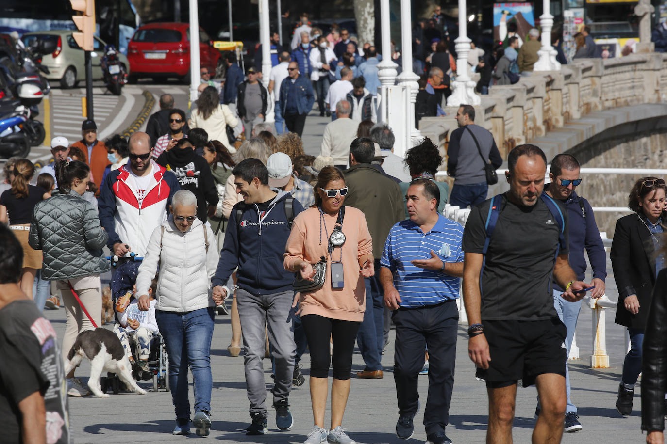 Aprovecharse hasta el último resquicio de sol y disfrutar del fin de las restricciones. Estas fueron las claves para que miles de asturianos y turistas disfrutaran de playas, rutas, terrazas y rincones turísticos. Asturias roza el lleno.