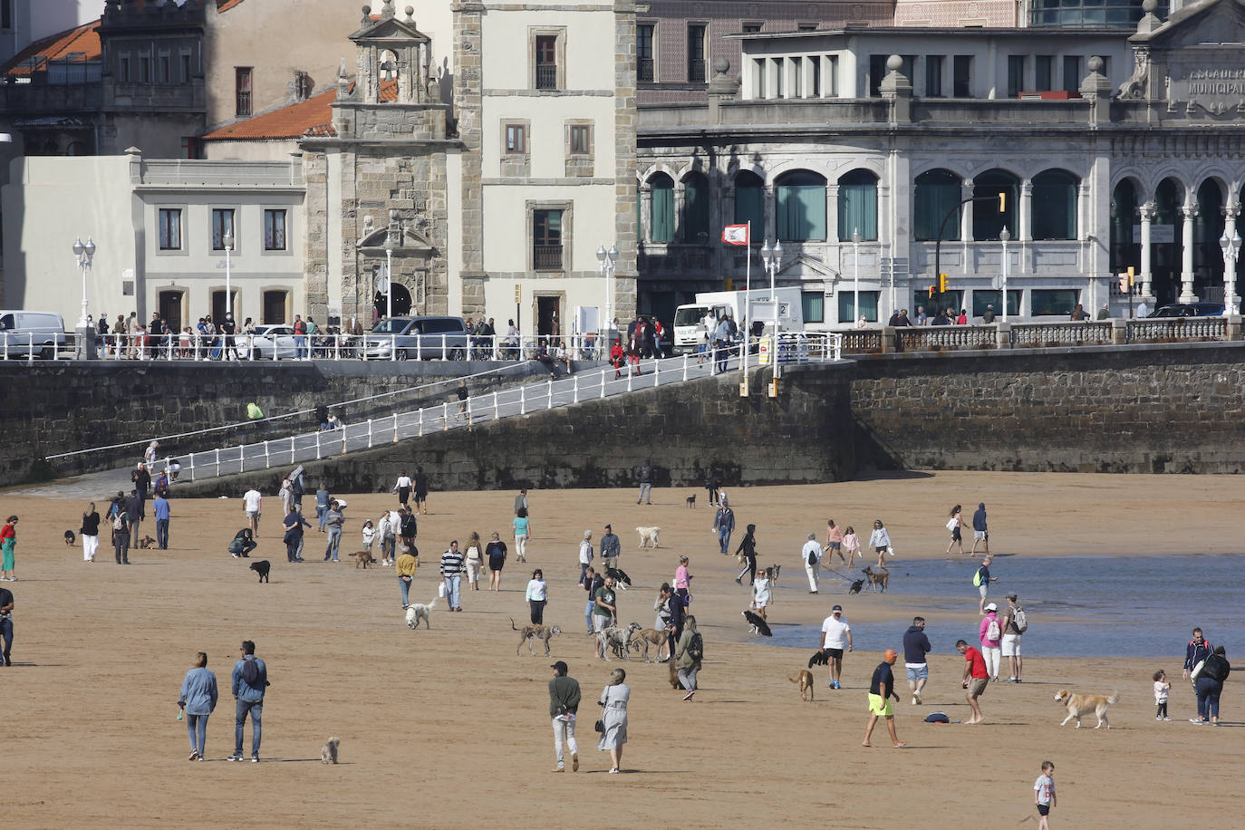 Aprovecharse hasta el último resquicio de sol y disfrutar del fin de las restricciones. Estas fueron las claves para que miles de asturianos y turistas disfrutaran de playas, rutas, terrazas y rincones turísticos. Asturias roza el lleno.