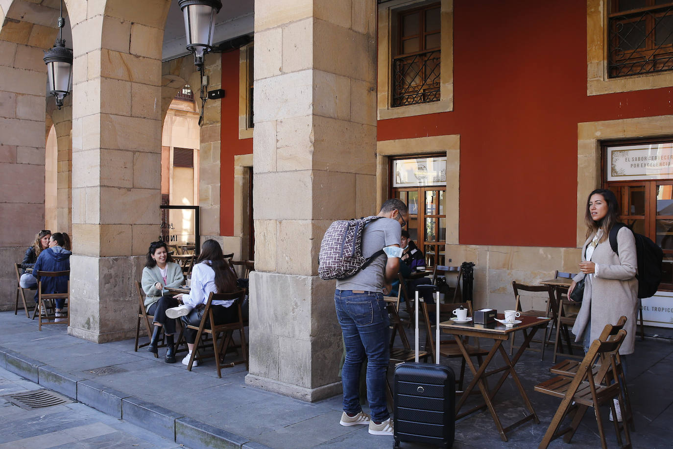 Aprovecharse hasta el último resquicio de sol y disfrutar del fin de las restricciones. Estas fueron las claves para que miles de asturianos y turistas disfrutaran de playas, rutas, terrazas y rincones turísticos. Asturias roza el lleno.