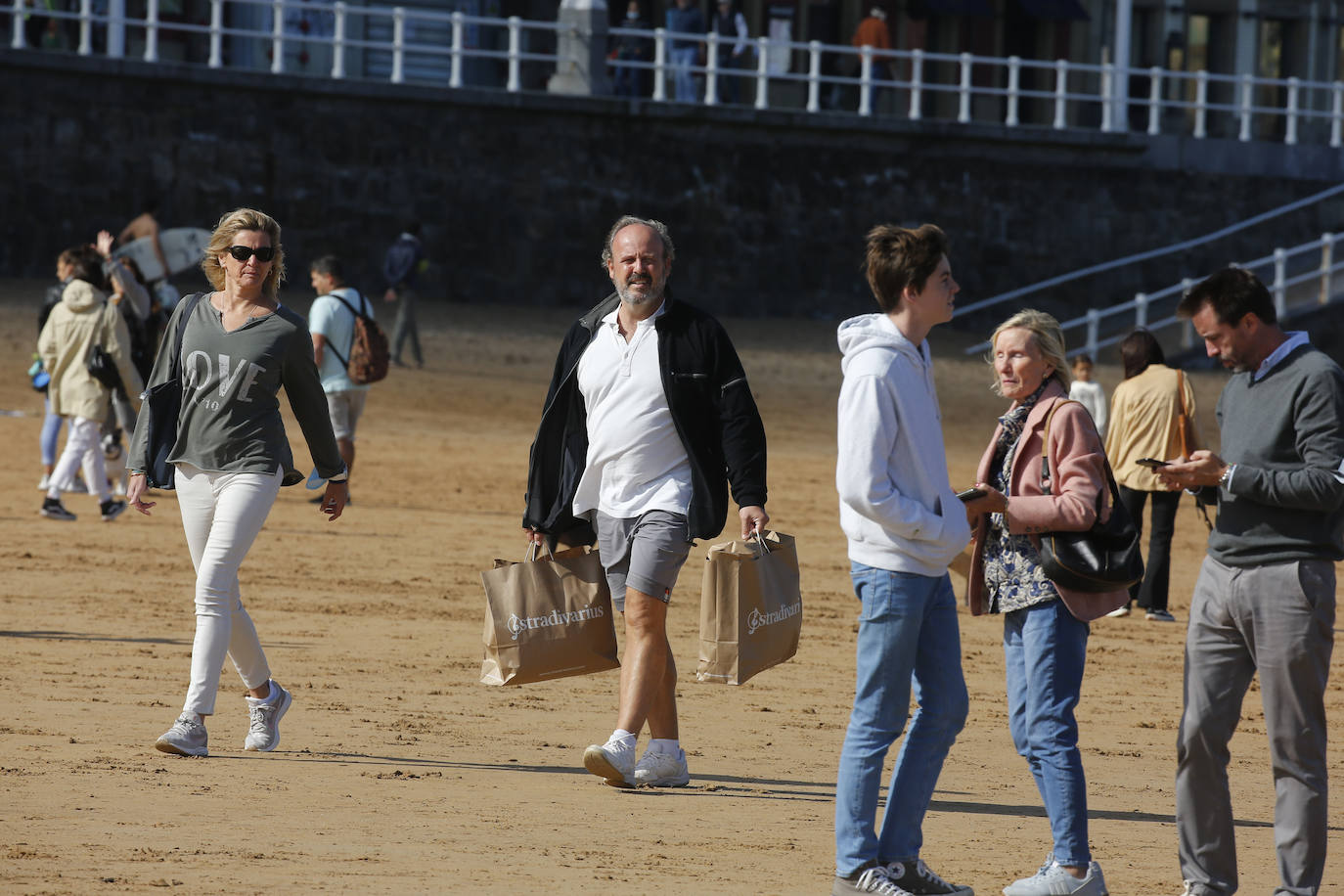 Aprovecharse hasta el último resquicio de sol y disfrutar del fin de las restricciones. Estas fueron las claves para que miles de asturianos y turistas disfrutaran de playas, rutas, terrazas y rincones turísticos. Asturias roza el lleno.