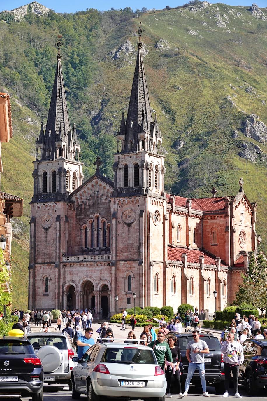 Aprovecharse hasta el último resquicio de sol y disfrutar del fin de las restricciones. Estas fueron las claves para que miles de asturianos y turistas disfrutaran de playas, rutas, terrazas y rincones turísticos. Asturias roza el lleno.