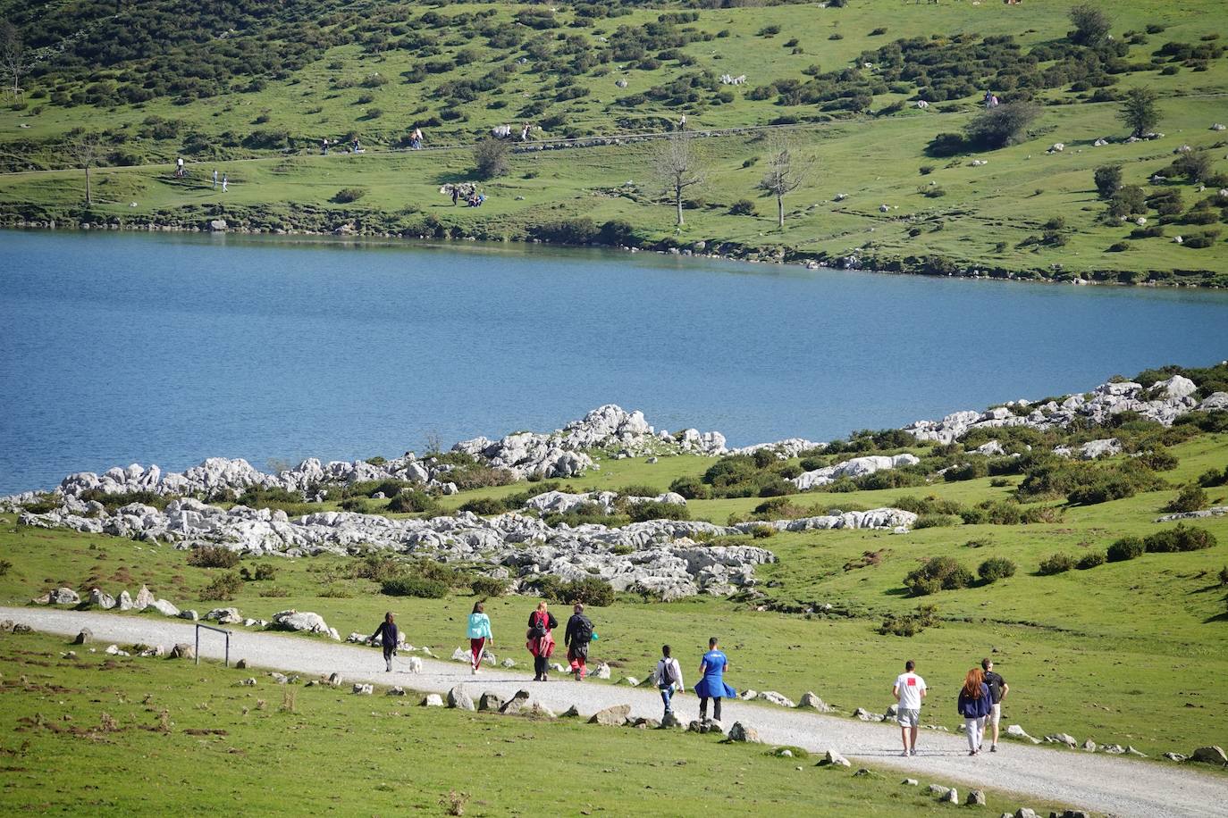 Aprovecharse hasta el último resquicio de sol y disfrutar del fin de las restricciones. Estas fueron las claves para que miles de asturianos y turistas disfrutaran de playas, rutas, terrazas y rincones turísticos. Asturias roza el lleno.