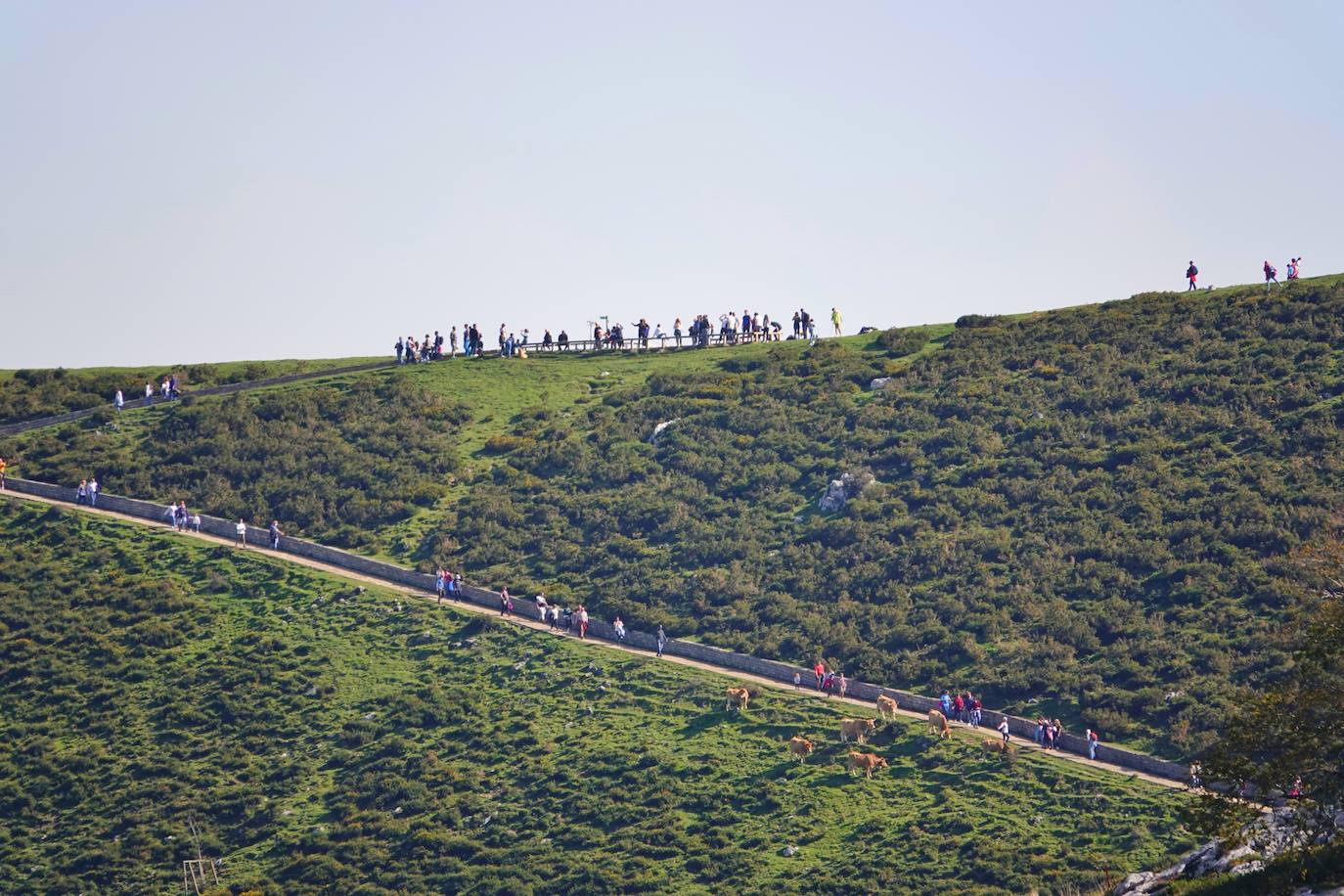Aprovecharse hasta el último resquicio de sol y disfrutar del fin de las restricciones. Estas fueron las claves para que miles de asturianos y turistas disfrutaran de playas, rutas, terrazas y rincones turísticos. Asturias roza el lleno.