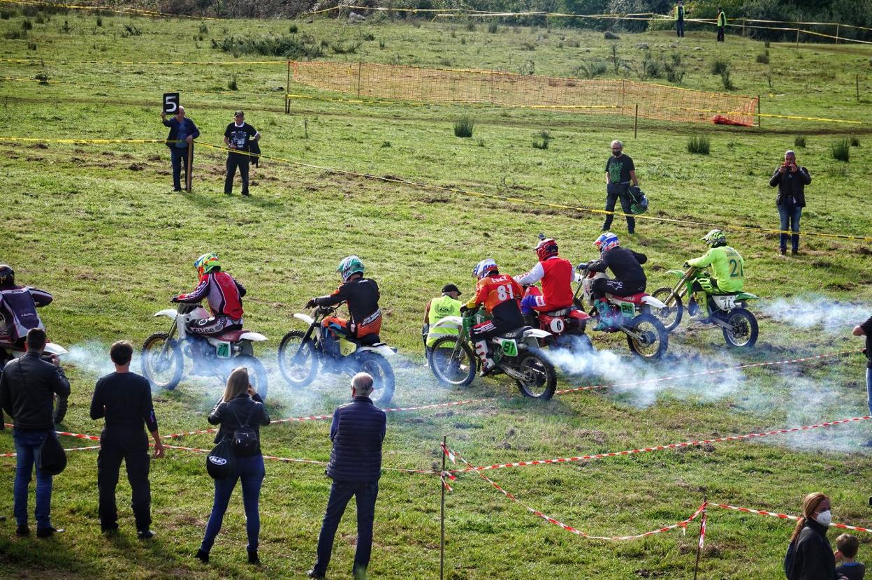 Varios aficionados disfrutan del motocross de clásicas celebrado ayer por la mañana en el prau de La Cantera. 
