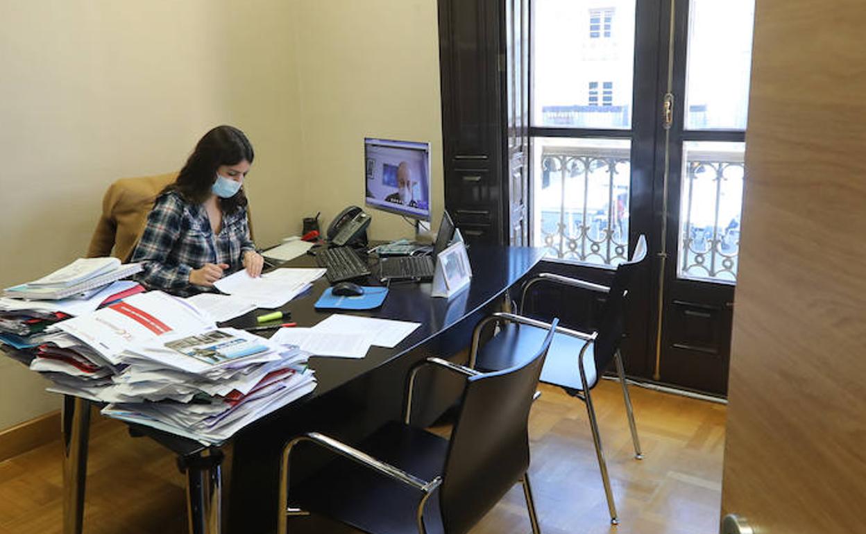 La concejala de Hacienda, Raquel Ruiz, en su despacho.