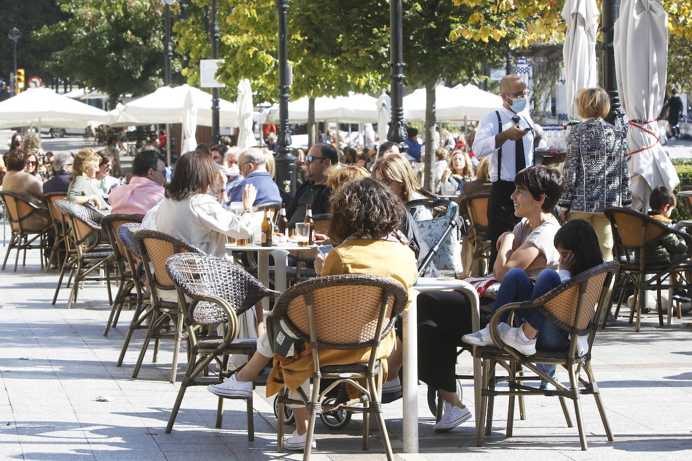 Los establecimientos asturianos registraron una ocupación de entre el 95 y el 100% y en algunos bares, restaurantes y discotecas llegaron incluso a formarse colas, especialmente en los núcleos costeros