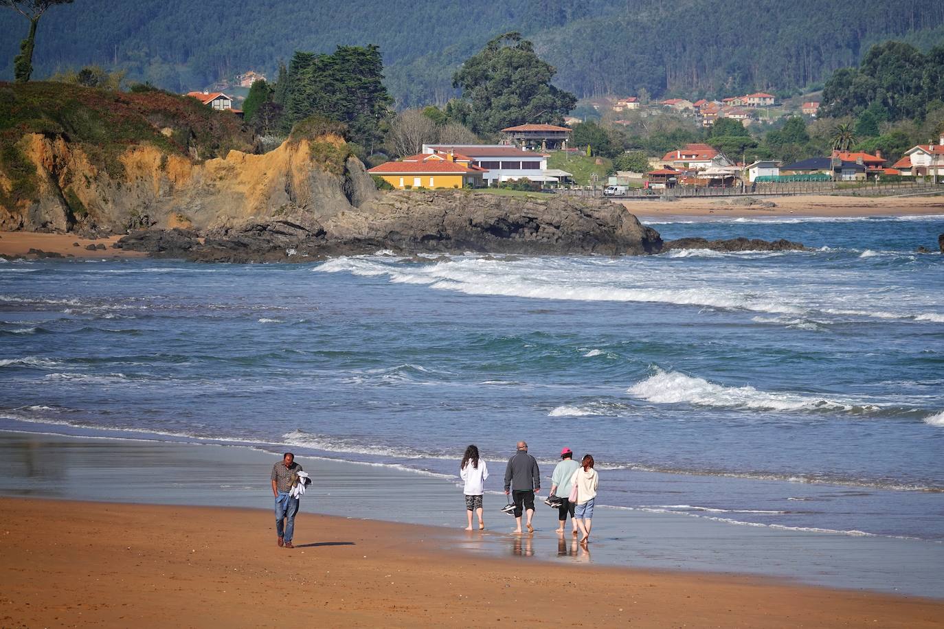 Los establecimientos asturianos registraron una ocupación de entre el 95 y el 100% y en algunos bares, restaurantes y discotecas llegaron incluso a formarse colas, especialmente en los núcleos costeros