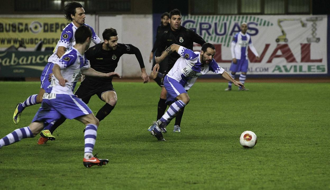 Nacho López, Cusi y Omar Sampedro en el último Avilés-Racing en el Suárez Puerta. 