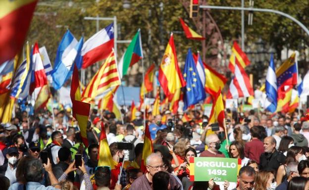 Más de mil personas marchan este martes en Barcelona con motivo del 12 de Octubre en una manifestación a favor de la unidad de España 