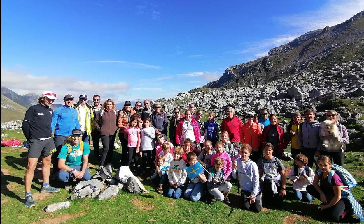 Participantes de la primera jornada de 'La Montaña Amiga' con el SCEM Ski Club Elit Mirios de Pajares.