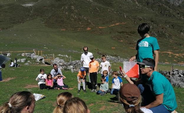 El guía de montaña Víctor García explicando una de las actividades de orientación. 