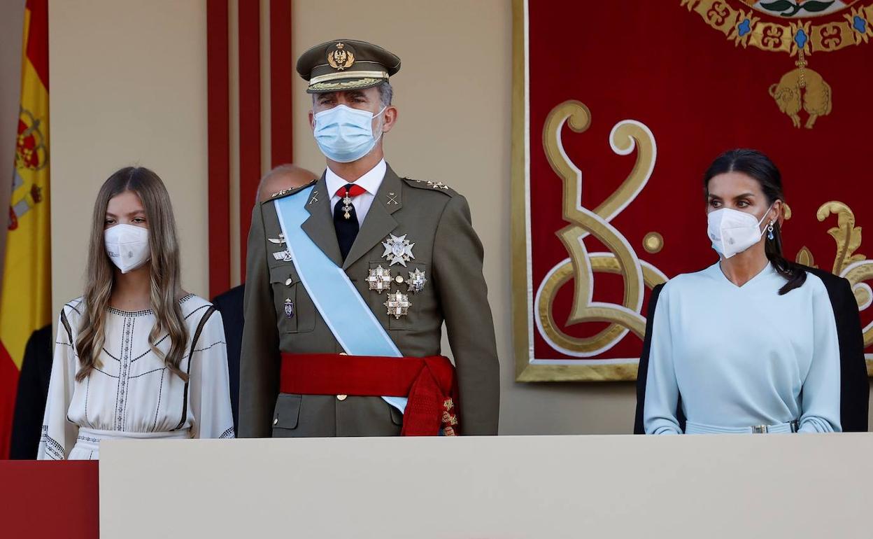 La infanta Sofía, junto a los Reyes durante el desfile del 12 de octubre.