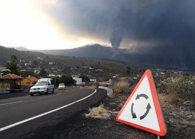 Imagen secundaria 1 - La erupicón del volcán Cumbre Vieja sigue causando el desaojo de varias poblaciones. 