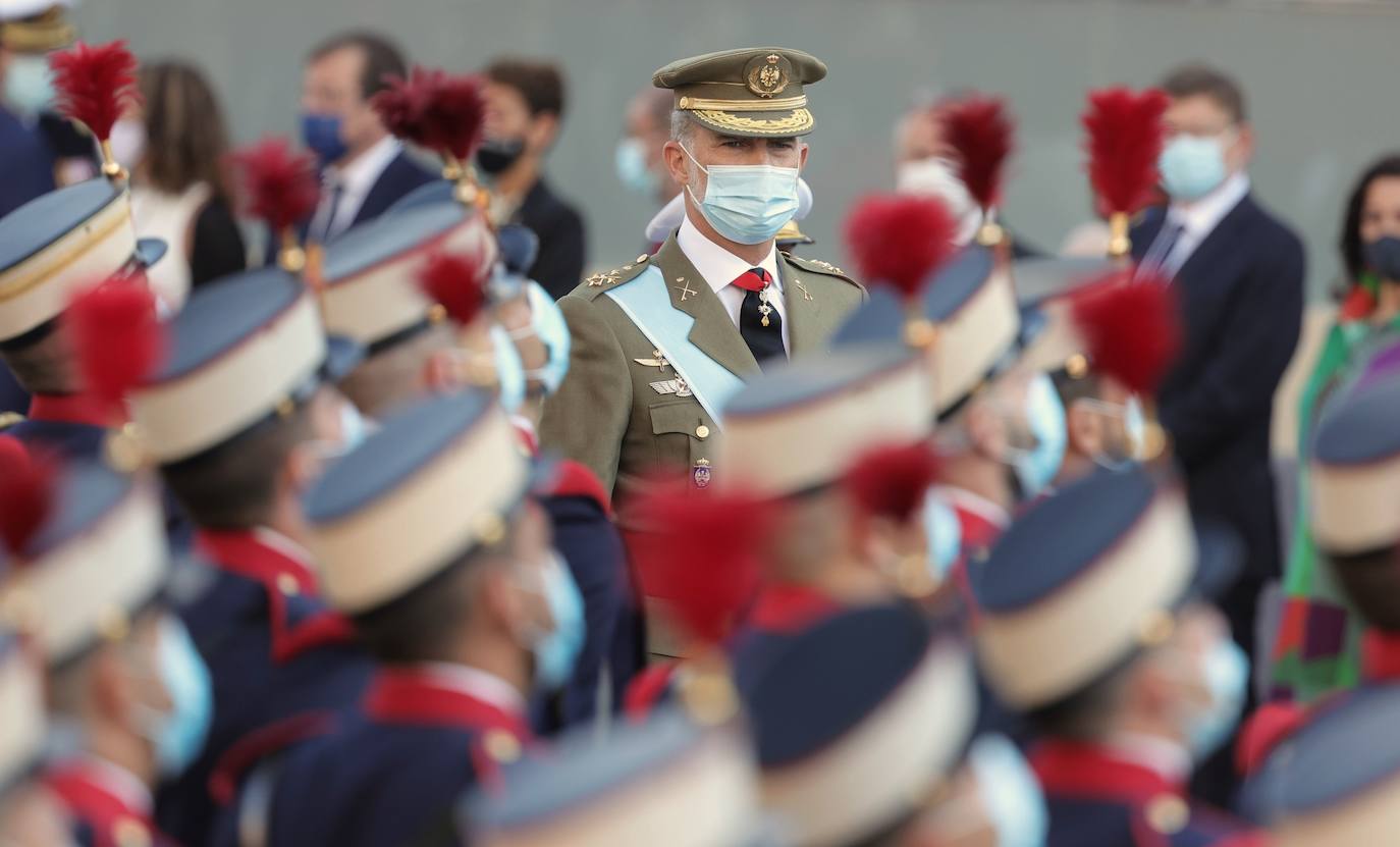 Los Reyes y la infanta Sofía han presidido el desfile militar del 12 de octubre, al que han asistido también el presidente del Gobierno, Pedro Sánchez, los miembros del Consejo de Ministros y la mayoría de los presidentes autonómicos, entre ellos, el de Asturias, Adrián Barbón.