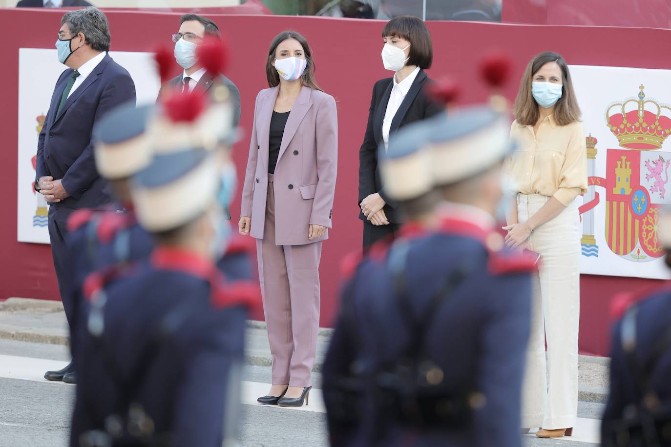 Los Reyes y la infanta Sofía han presidido el desfile militar del 12 de octubre, al que han asistido también el presidente del Gobierno, Pedro Sánchez, los miembros del Consejo de Ministros y la mayoría de los presidentes autonómicos, entre ellos, el de Asturias, Adrián Barbón.