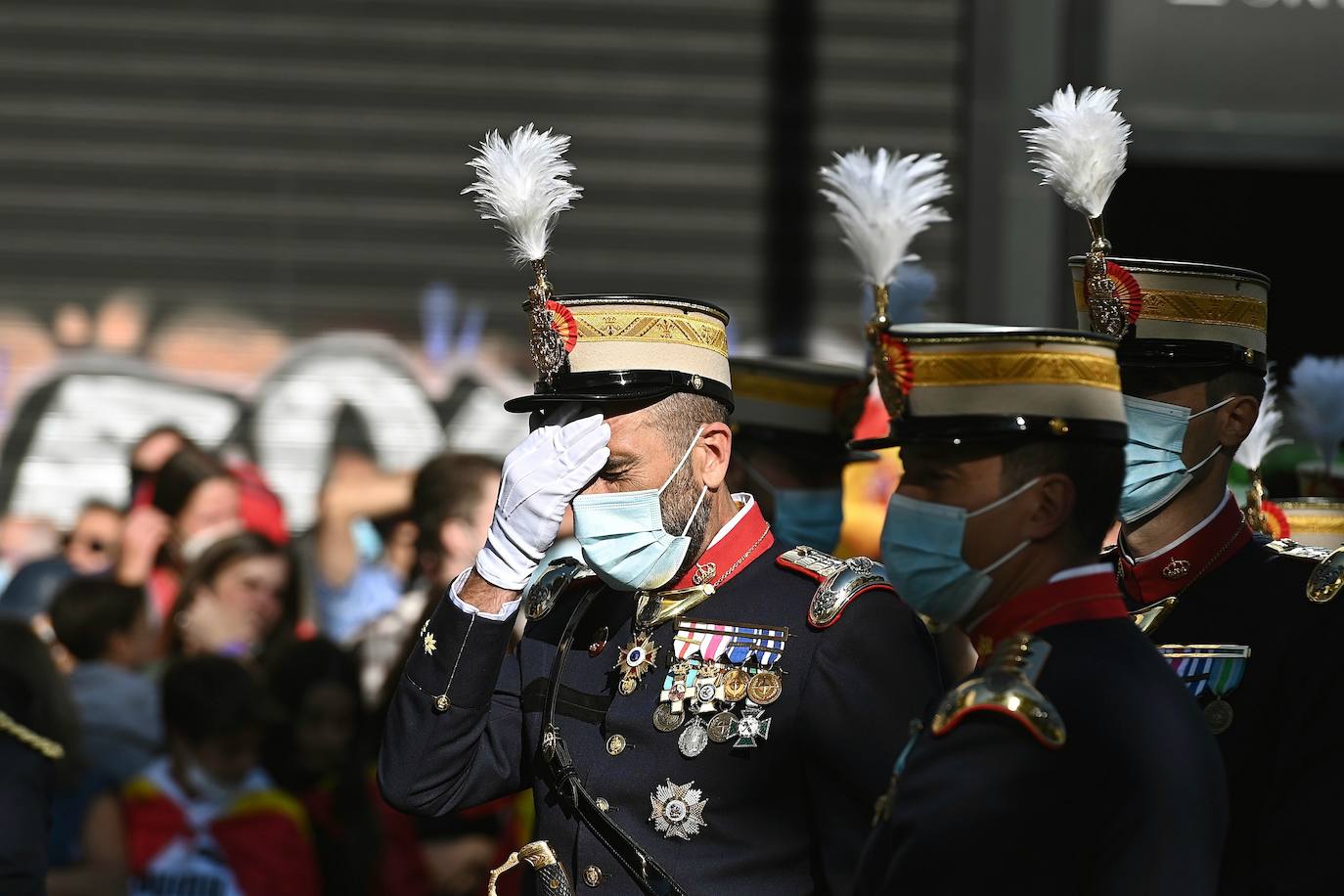 Los Reyes y la infanta Sofía han presidido el desfile militar del 12 de octubre, al que han asistido también el presidente del Gobierno, Pedro Sánchez, los miembros del Consejo de Ministros y la mayoría de los presidentes autonómicos, entre ellos, el de Asturias, Adrián Barbón.