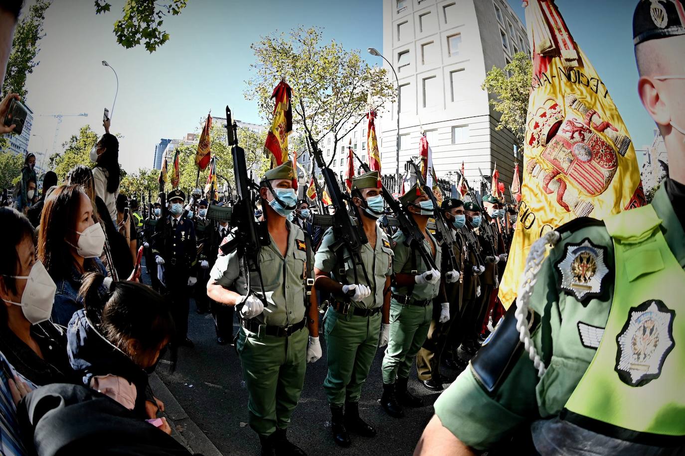 Los Reyes y la infanta Sofía han presidido el desfile militar del 12 de octubre, al que han asistido también el presidente del Gobierno, Pedro Sánchez, los miembros del Consejo de Ministros y la mayoría de los presidentes autonómicos, entre ellos, el de Asturias, Adrián Barbón.