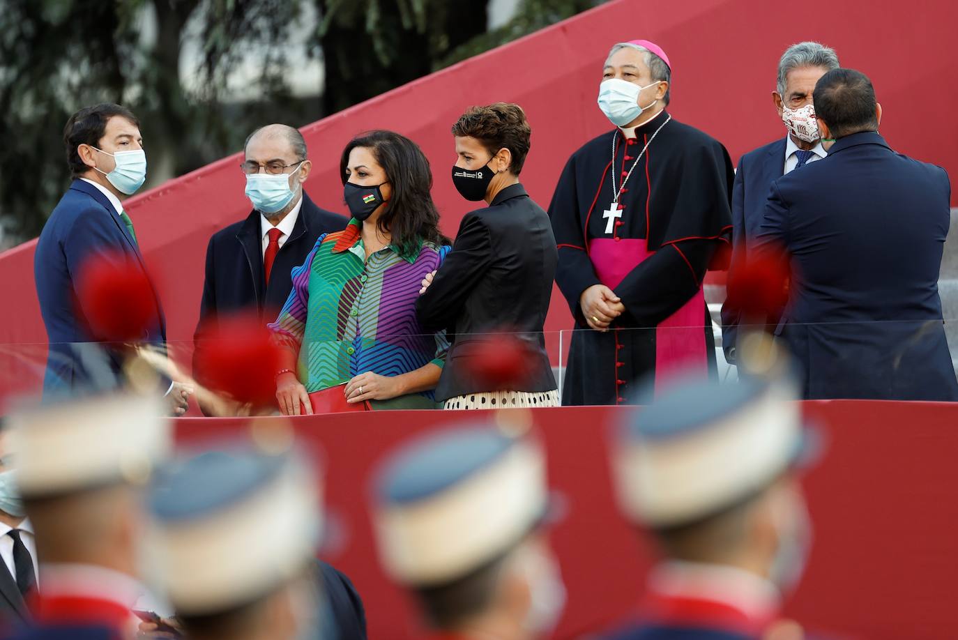 Los Reyes y la infanta Sofía han presidido el desfile militar del 12 de octubre, al que han asistido también el presidente del Gobierno, Pedro Sánchez, los miembros del Consejo de Ministros y la mayoría de los presidentes autonómicos, entre ellos, el de Asturias, Adrián Barbón.