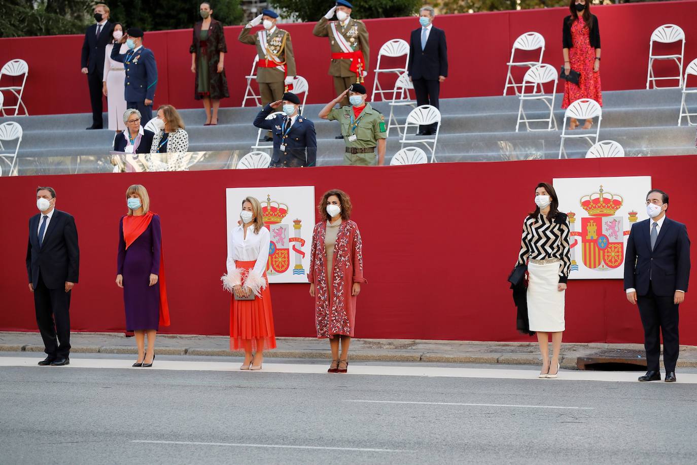 Los Reyes y la infanta Sofía han presidido el desfile militar del 12 de octubre, al que han asistido también el presidente del Gobierno, Pedro Sánchez, los miembros del Consejo de Ministros y la mayoría de los presidentes autonómicos, entre ellos, el de Asturias, Adrián Barbón.