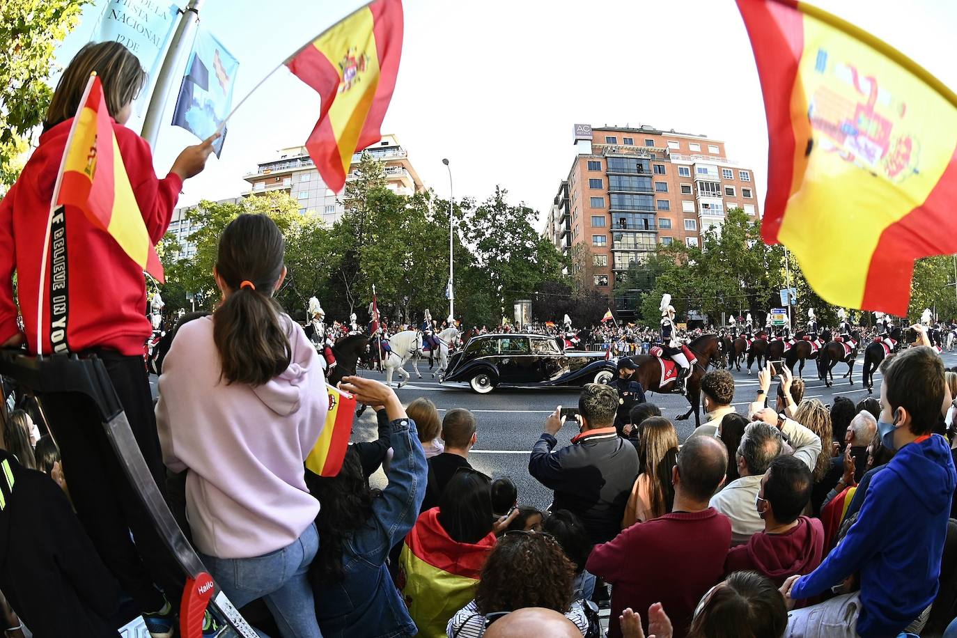 Los Reyes y la infanta Sofía han presidido el desfile militar del 12 de octubre, al que han asistido también el presidente del Gobierno, Pedro Sánchez, los miembros del Consejo de Ministros y la mayoría de los presidentes autonómicos, entre ellos, el de Asturias, Adrián Barbón.