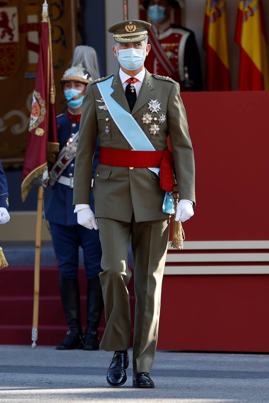 Los Reyes y la infanta Sofía han presidido el desfile militar del 12 de octubre, al que han asistido también el presidente del Gobierno, Pedro Sánchez, los miembros del Consejo de Ministros y la mayoría de los presidentes autonómicos, entre ellos, el de Asturias, Adrián Barbón.