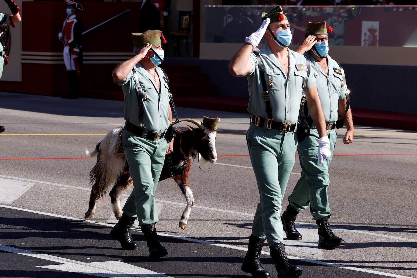 Los Reyes y la infanta Sofía han presidido el desfile militar del 12 de octubre, al que han asistido también el presidente del Gobierno, Pedro Sánchez, los miembros del Consejo de Ministros y la mayoría de los presidentes autonómicos, entre ellos, el de Asturias, Adrián Barbón.