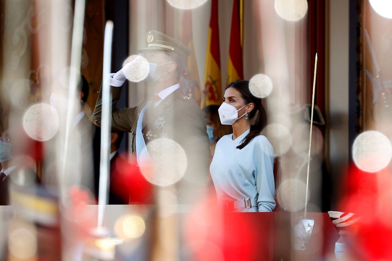 Los Reyes y la infanta Sofía han presidido el desfile militar del 12 de octubre, al que han asistido también el presidente del Gobierno, Pedro Sánchez, los miembros del Consejo de Ministros y la mayoría de los presidentes autonómicos, entre ellos, el de Asturias, Adrián Barbón.