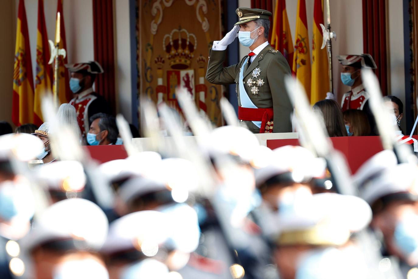 Los Reyes y la infanta Sofía han presidido el desfile militar del 12 de octubre, al que han asistido también el presidente del Gobierno, Pedro Sánchez, los miembros del Consejo de Ministros y la mayoría de los presidentes autonómicos, entre ellos, el de Asturias, Adrián Barbón.