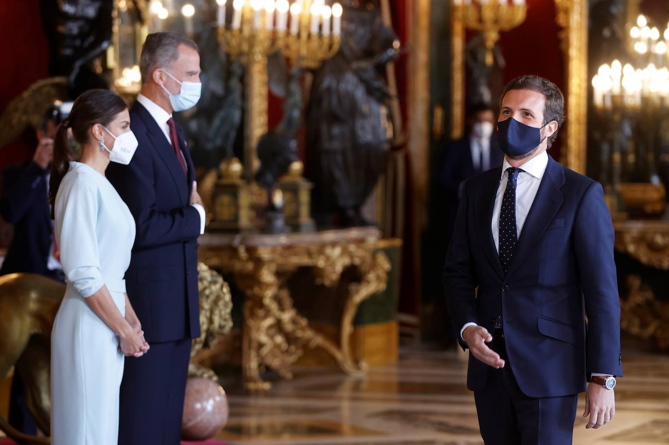 El Palacio Real de Madrid ha acogido la tradicional recepción que los Reyes ofrecen con motivo de la Fiesta Nacional y que el año pasado tuvo que suspenderse por la covid. Esta vez, el número inferior de invitados ha sido menor al habitual, unos 200, y ha sido imprescindible prescindir de bebidas y llevar la mascarilla para cumplir con las normas vigentes.