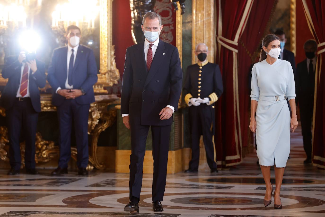 El Palacio Real de Madrid ha acogido la tradicional recepción que los Reyes ofrecen con motivo de la Fiesta Nacional y que el año pasado tuvo que suspenderse por la covid. Esta vez, el número inferior de invitados ha sido menor al habitual, unos 200, y ha sido imprescindible prescindir de bebidas y llevar la mascarilla para cumplir con las normas vigentes.