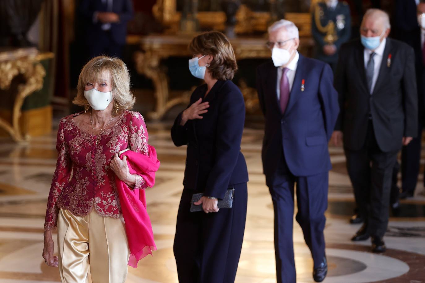 El Palacio Real de Madrid ha acogido la tradicional recepción que los Reyes ofrecen con motivo de la Fiesta Nacional y que el año pasado tuvo que suspenderse por la covid. Esta vez, el número inferior de invitados ha sido menor al habitual, unos 200, y ha sido imprescindible prescindir de bebidas y llevar la mascarilla para cumplir con las normas vigentes.