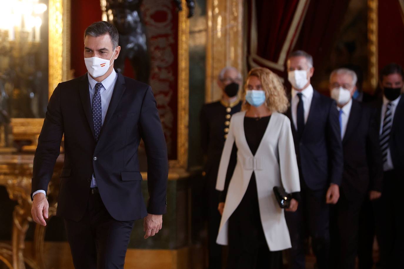 El Palacio Real de Madrid ha acogido la tradicional recepción que los Reyes ofrecen con motivo de la Fiesta Nacional y que el año pasado tuvo que suspenderse por la covid. Esta vez, el número inferior de invitados ha sido menor al habitual, unos 200, y ha sido imprescindible prescindir de bebidas y llevar la mascarilla para cumplir con las normas vigentes.