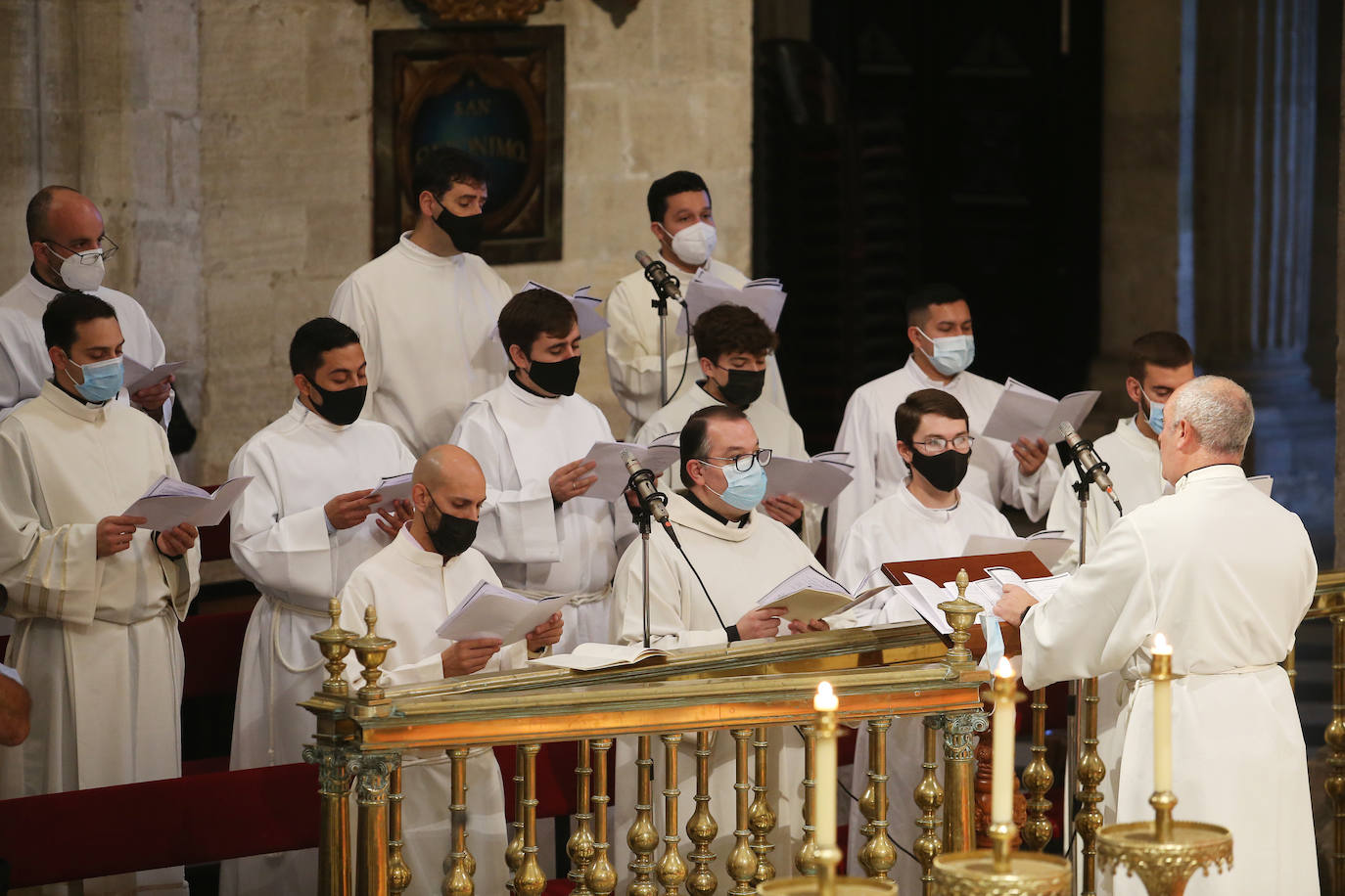 La Catedral de Oviedo celebra sus 1.200 años ante cientos de fieles con una misa en rito hispano-mozárabe presidida por la Cruz de los Ángeles en el altar mayor