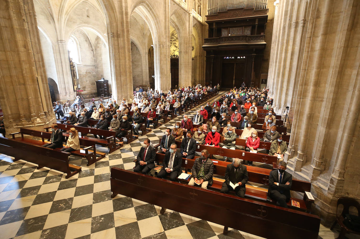 La Catedral de Oviedo celebra sus 1.200 años ante cientos de fieles con una misa en rito hispano-mozárabe presidida por la Cruz de los Ángeles en el altar mayor