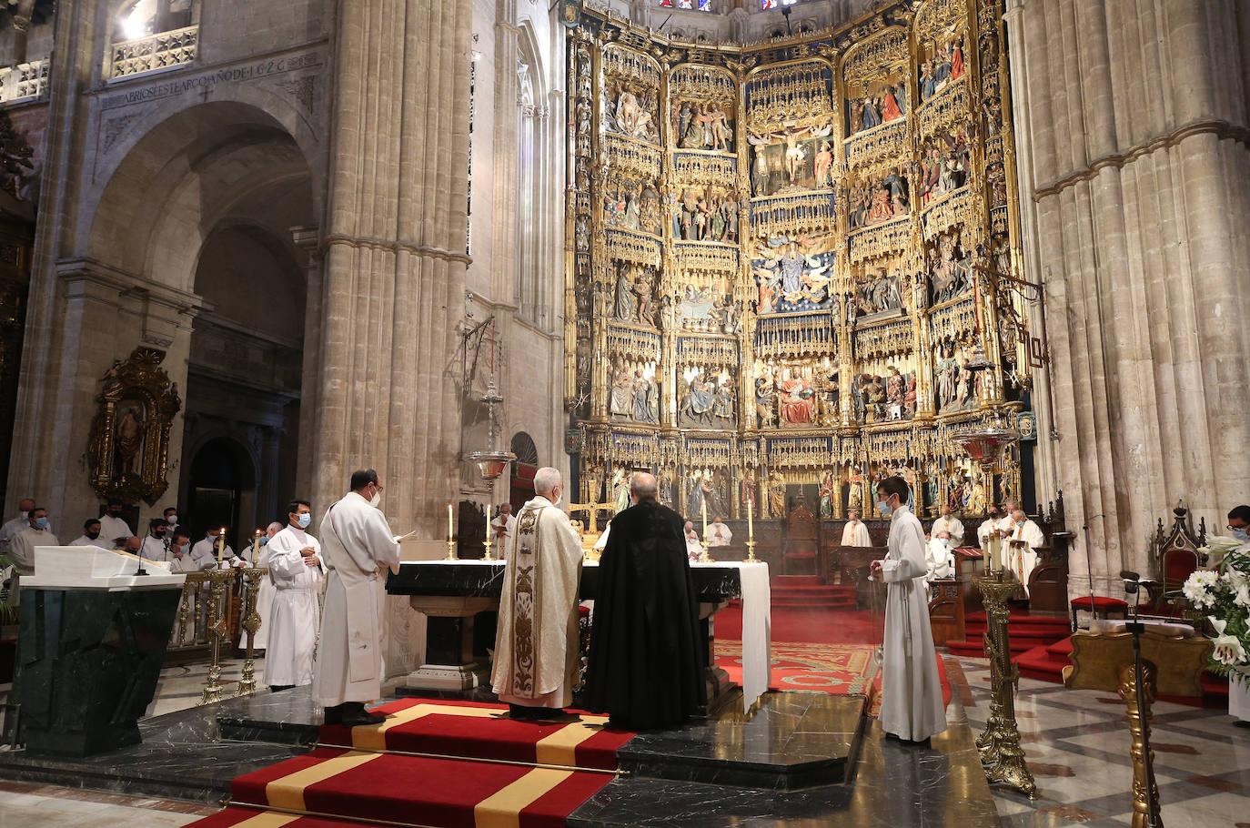 La Catedral de Oviedo celebra sus 1.200 años ante cientos de fieles con una misa en rito hispano-mozárabe presidida por la Cruz de los Ángeles en el altar mayor