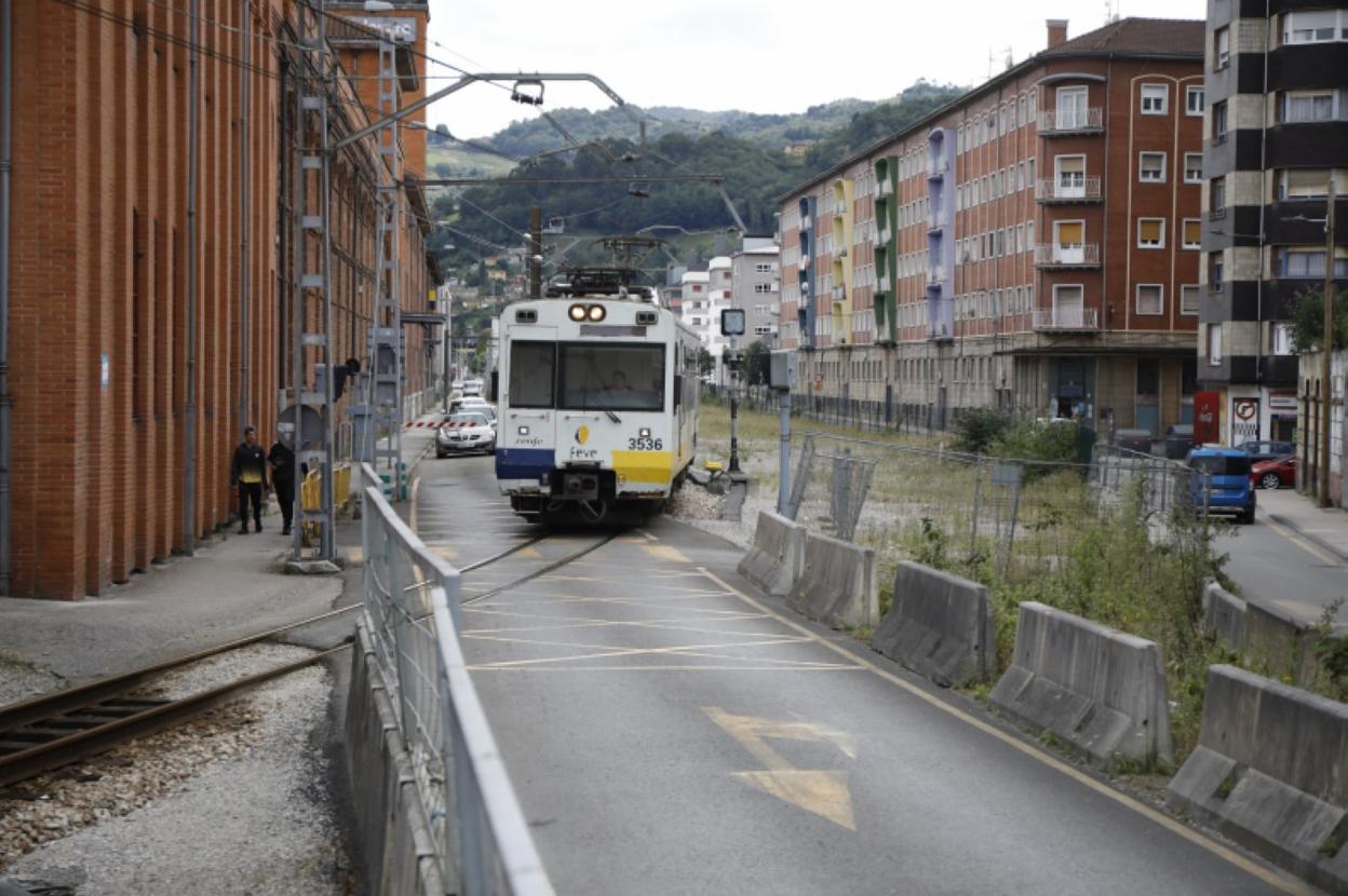 Un tren pasa por las vías en Langreo, donde el proyecto del soterramiento acumula años de retrasos. 