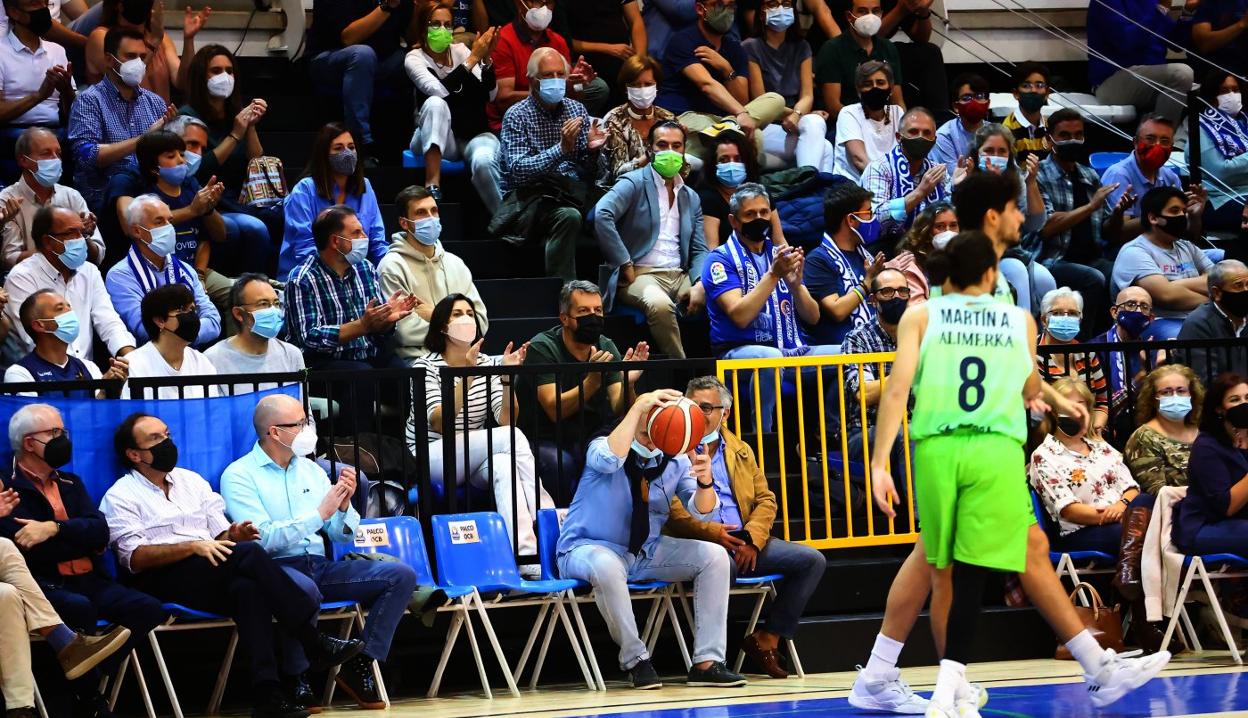 Unos 1.200 aficionados acompañaron a su equipo ayer en Pumarín, que vivió su primera jornada sin restricciones de aforo. 