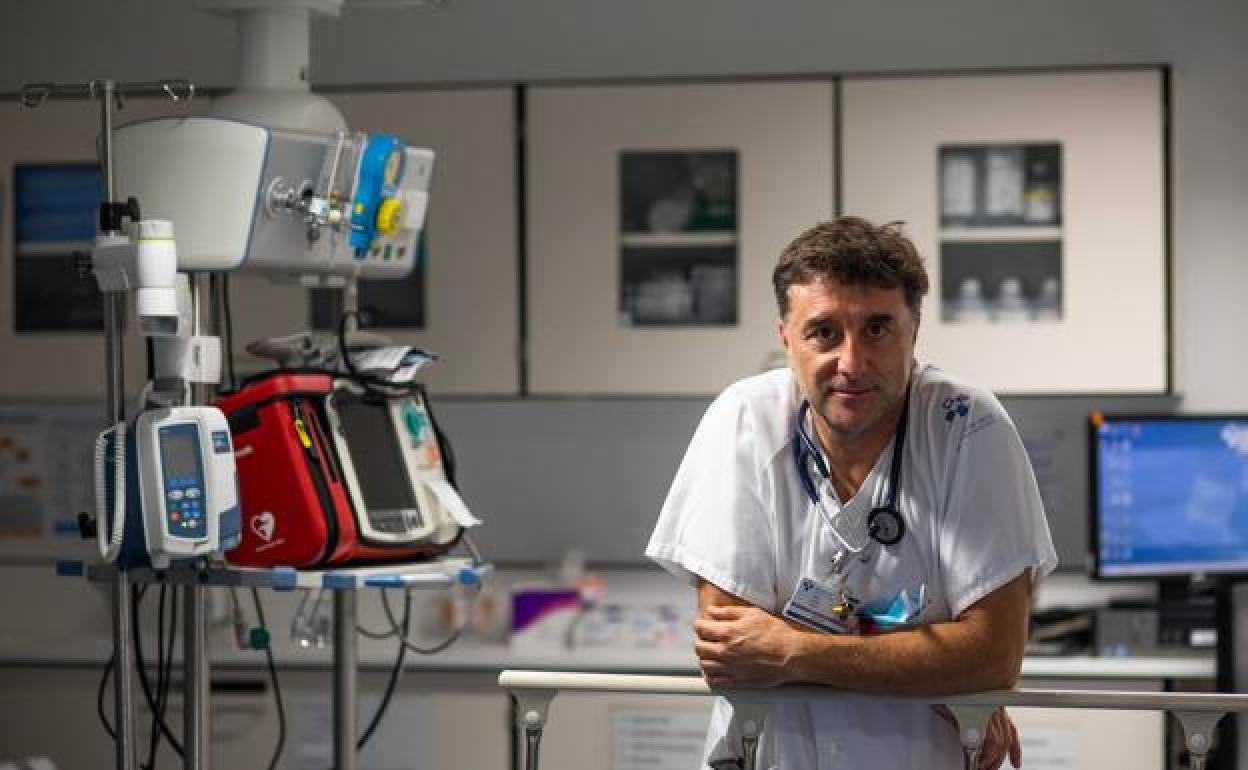 El médico Pablo Herrero Puente, en el servicio de Urgencias del HUCA, en el que empezó como adjunto hace veintiún años. 