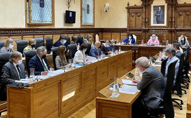 La alcaldesa de Gijón, Ana González, preside el Pleno.