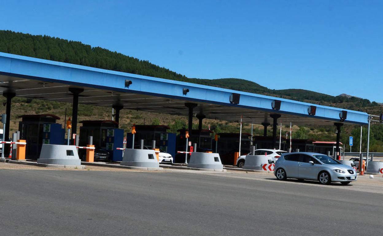 Cabinas del peaje de la autopista del Huerna 