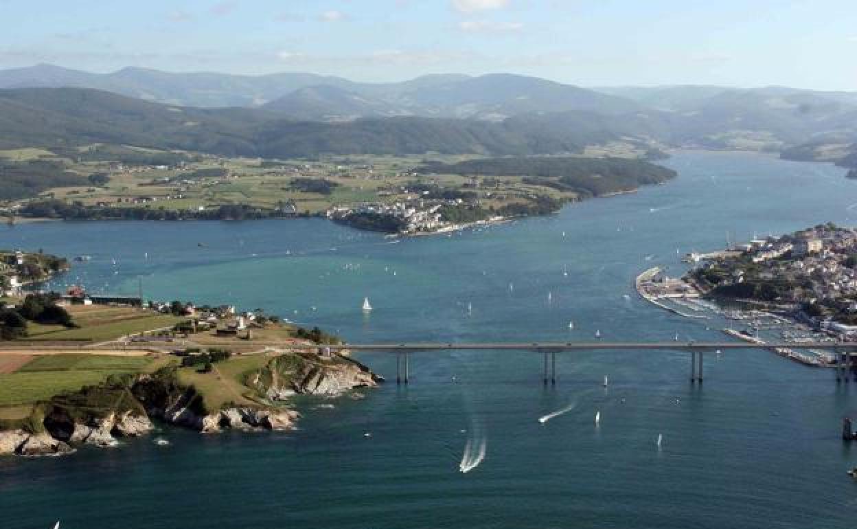 Vista aérea de la desembocadura de la ría del Eo. 