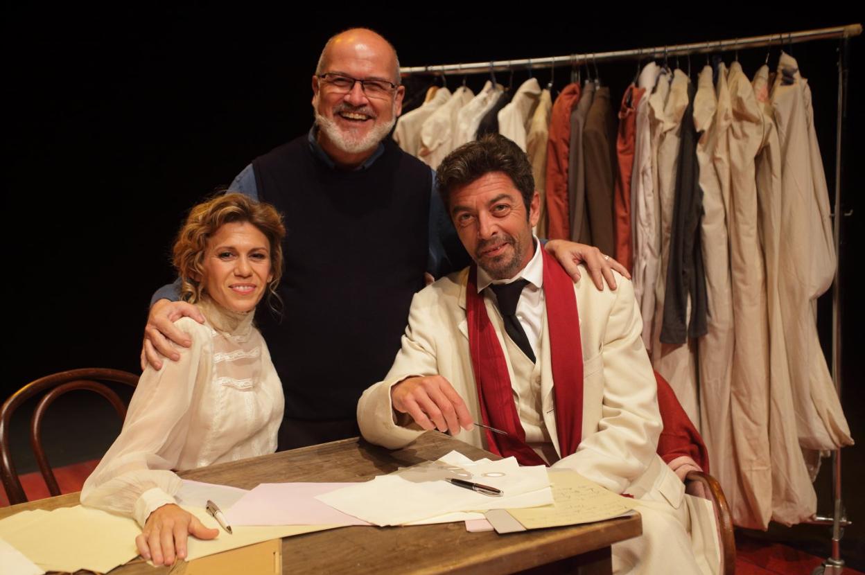 Santiago Sánchez con Rebeca Valls y José Manuel Casany, protagonistas de la obra. 