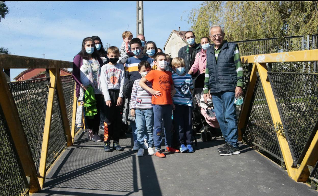 Los vecinos del barrio del Carbayu, durane la concentración en a la pasarela que les conecta con Lugones 