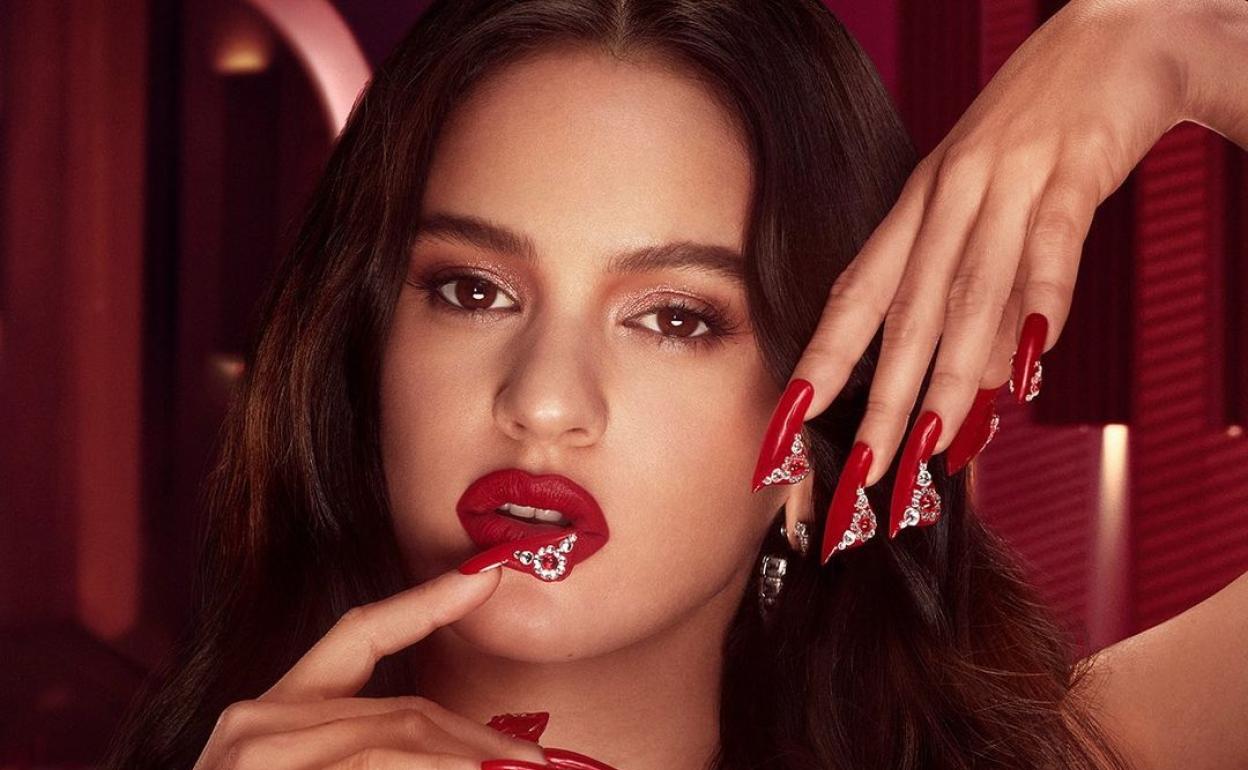 Rosalía aparecerá en la docu-serie sobre Lola Flores. 