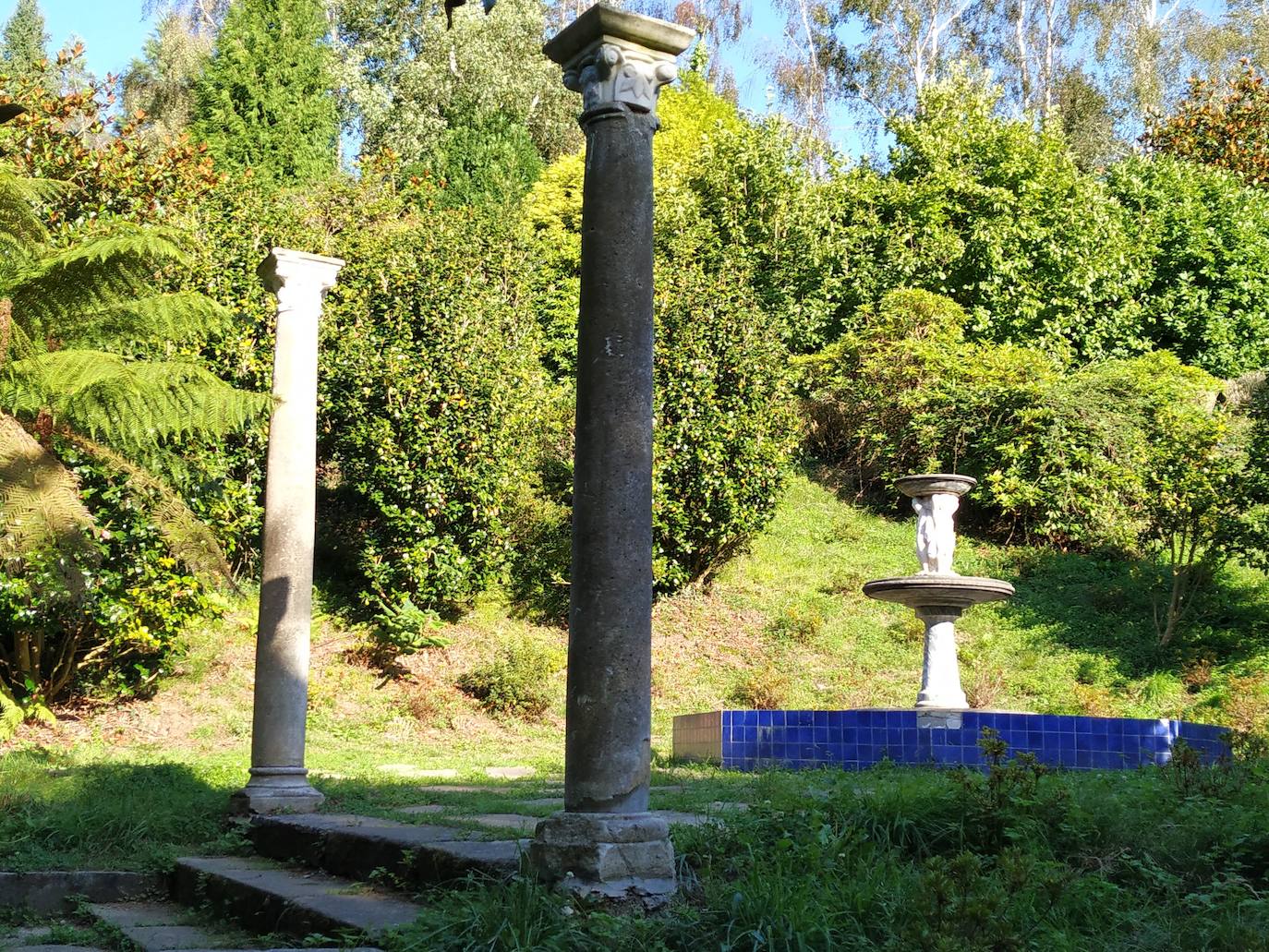 El origen de este bosque-jardín se remonta a hace 27 años, cuando José Rivera Larraya, marqués de San Nicolás de Noras, y su mujer Rosa María Pardo de Unceta, fueron comprando 58 fincas a 38 propietarios diferentes para hacer el mayor jardín botánico privado de Europa con cerca de 20 hectáreas.