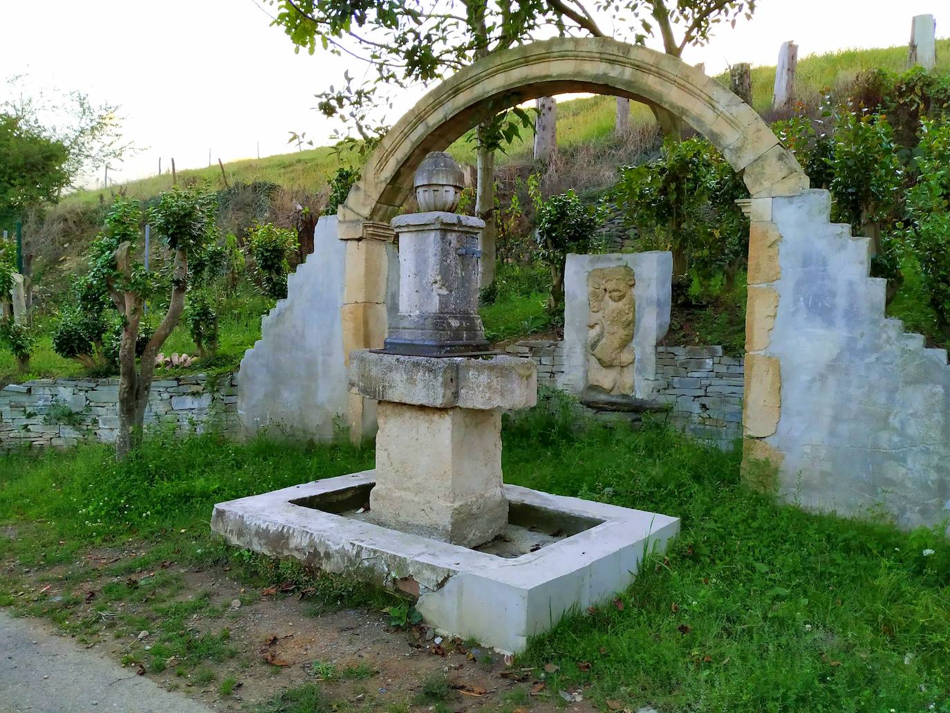 El origen de este bosque-jardín se remonta a hace 27 años, cuando José Rivera Larraya, marqués de San Nicolás de Noras, y su mujer Rosa María Pardo de Unceta, fueron comprando 58 fincas a 38 propietarios diferentes para hacer el mayor jardín botánico privado de Europa con cerca de 20 hectáreas.