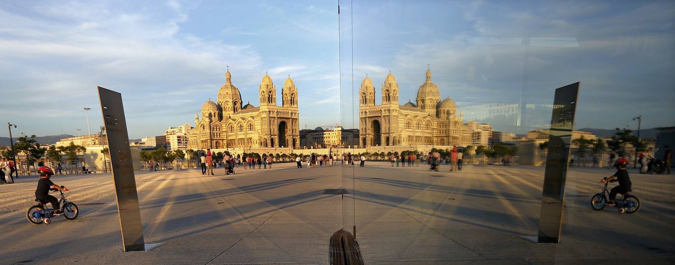 Marsella. "La antigua ciudad francesa lo tiene todo: el Vieux-Port frente al mar, las calles estrechas y sinuosas del barrio de Le Panier, la vista panorámica desde la Basilique Notre-Dame de la Garde y el barrio de la Rue de la République", destaca el periódico 'The Guardian'. 