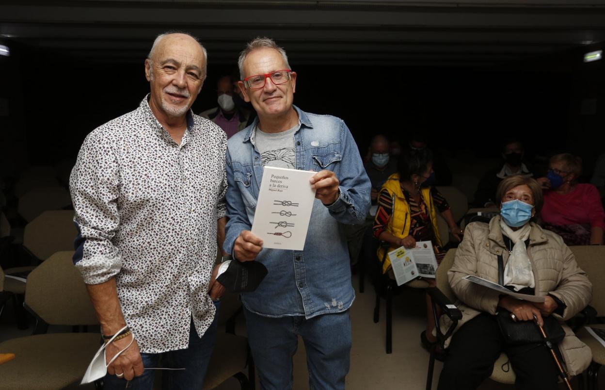 Miguel Rojo y Ángel de la Calle, en la biblioteca Jovellanos. 