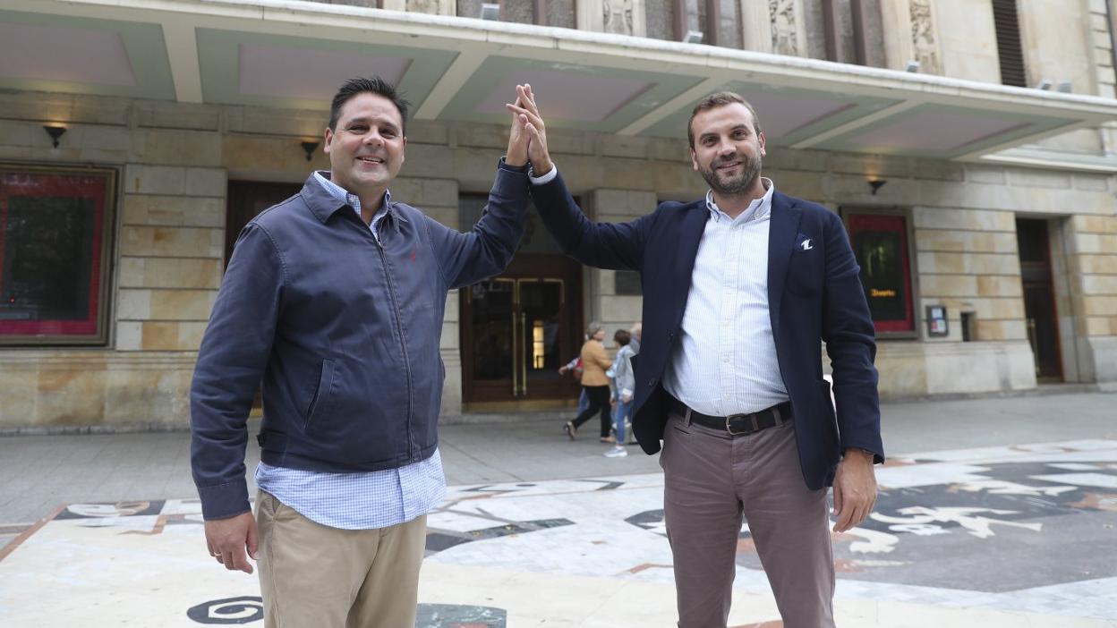 David Pellitero y Chus Carrillo, delante del Teatro Jovellanos. 
